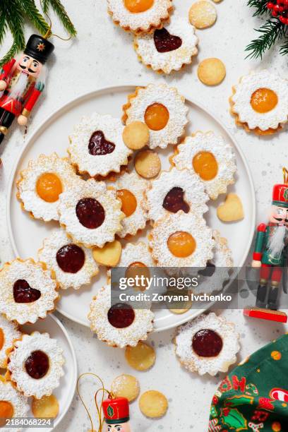 traditional christmas linzer cookies on a christmas rustic background - linzer torte stock-fotos und bilder