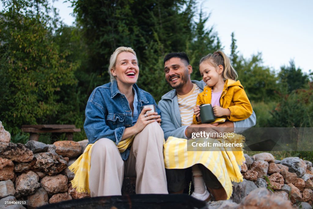 Familia feliz disfrutando de un acogedor picnic al aire libre juntos
