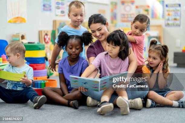reading together - kinderopvang stockfoto's en -beelden