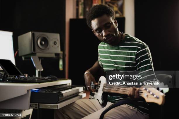 Musical Instruments Singer 6,990 Singer Studio Record Stock Photos, High-Res Pictures, and Images ...