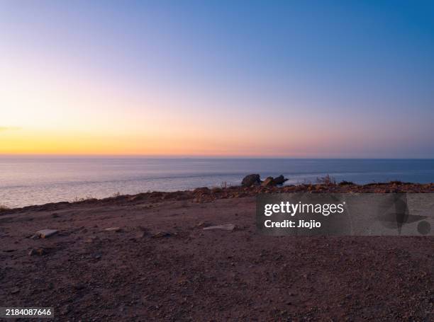 cliff by the sea at sunset - uitzichtpunt stockfoto's en -beelden