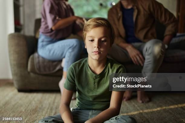 je n’aime pas quand ils se disputent ! - divorce photos et images de collection