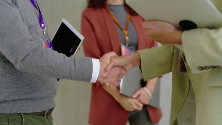 https://media.gettyimages.com/id/2184132156/video/business-people-networking-with-handshakes-before-seminar.jpg?b=1&s=640x640&k=20&c=GWZSyfkZy6Lgjrh4sVjjaZ2Xif1HpMkX7nJyMHxAiGM=