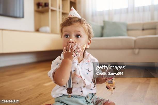buon compleanno piccolo! - primo compleanno foto e immagini stock