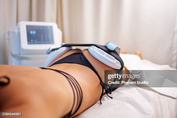 non-invasive gluteal muscle stimulation therapy with advanced technology - beeldhouwer stockfoto's en -beelden