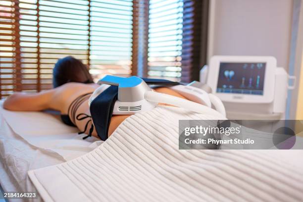 non-invasive gluteal muscle stimulation therapy with advanced technology - beeldhouwer stockfoto's en -beelden