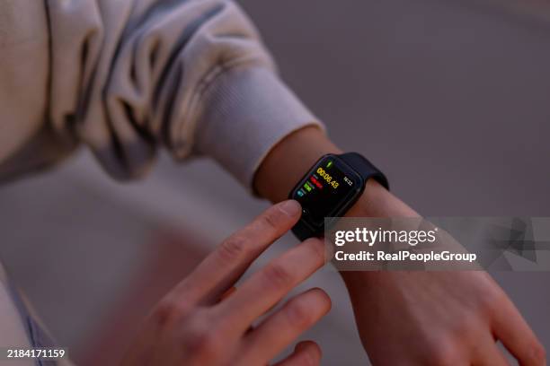 nahaufnahme einer smartwatch, die für die fitness verwendet wird. - fitness tracker stock-fotos und bilder