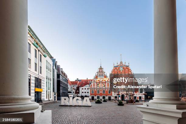 riga town hall square with the house of blackheads historic buildings, latvia - riga stock-fotos und bilder