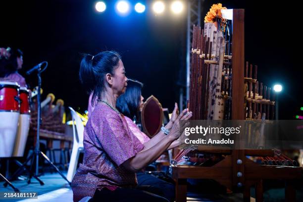 Thai Stringed Instruments 1,571 Traditional Thai Music Stock Photos, High-Res Pictures, and ...