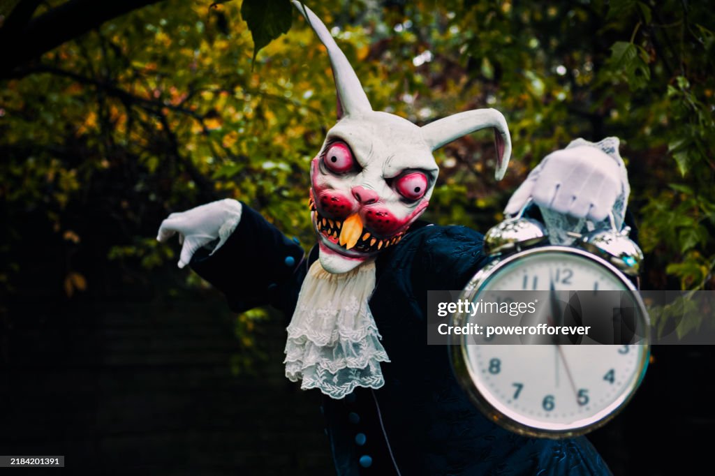 Gruseliges weißes Kaninchen aus Alice im Wunderland erinnert daran, zu spät zu kommen