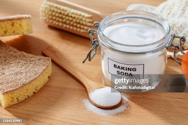 natron zu reinigungszwecken in einem glas, einer scheuerbürste und einem reinigungsschwamm. zero waste umweltfreundliches reinigungskonzept - natron stock-fotos und bilder