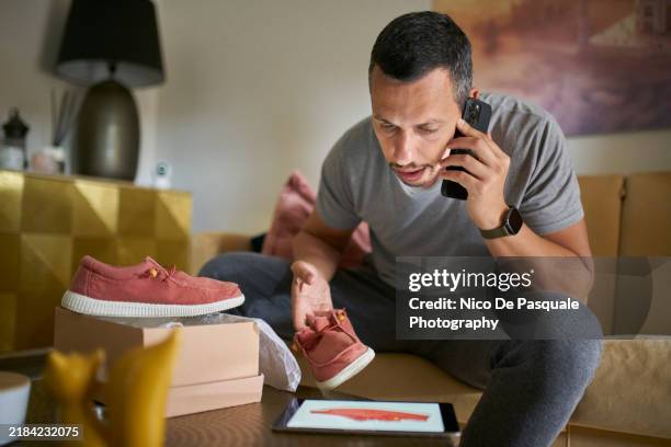 man calling support for online purchase - shopaholic stock pictures, royalty-free photos & images