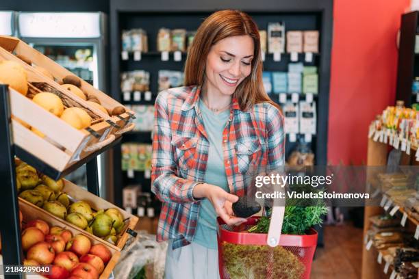 frau beim einkaufen auf einem bio-markt. - lebensmittel einkauf stock-fotos und bilder