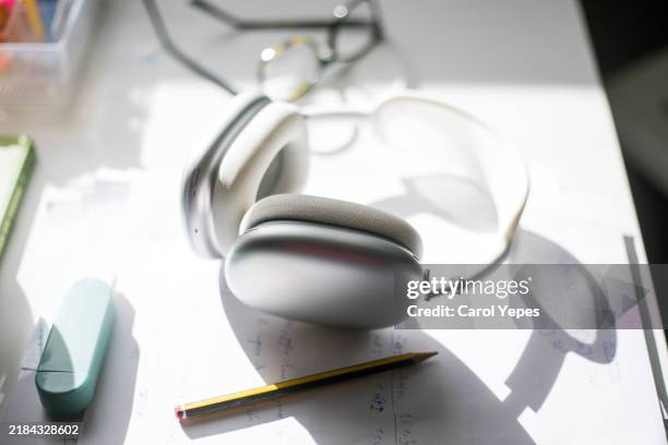 gamer headphones resting on desktop - volume unit meter stock pictures, royalty-free photos & images