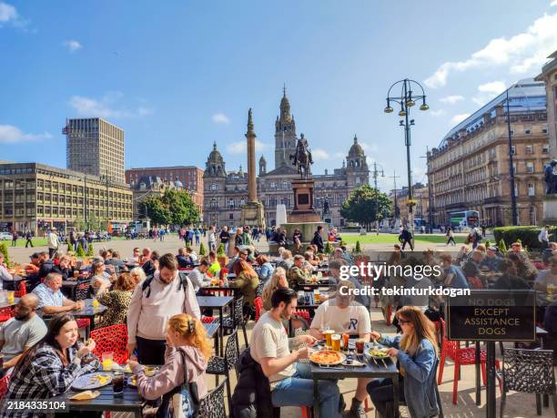 people at george square of glasgow scotland england - glasgow schotland stockfoto's en -beelden