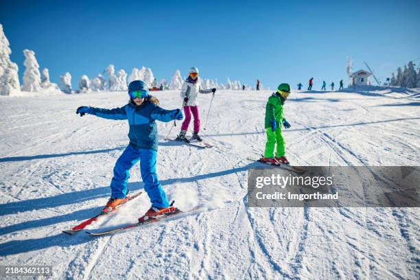 menina adolescente e dois meninos jovens esquiando na encosta nevada - esqui equipamento esportivo - fotografias e filmes do acervo