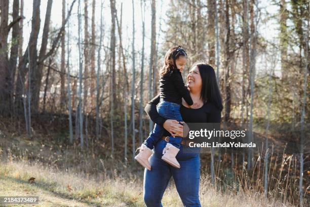 petite fille et maman à l’extérieur - minorité photos et images de collection