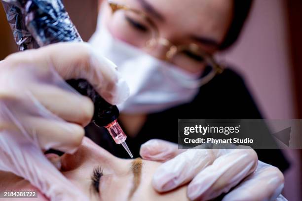 jeune femme recevant un maquillage permanent - maquillage permanent photos et images de collection