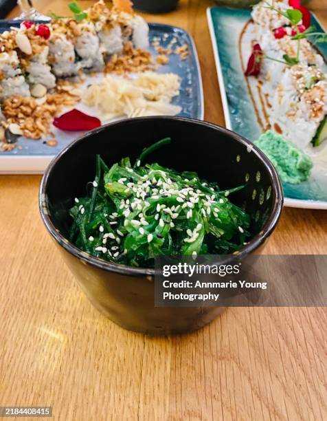 japanese seaweed salad with sesame seeds - wakame stock-fotos und bilder