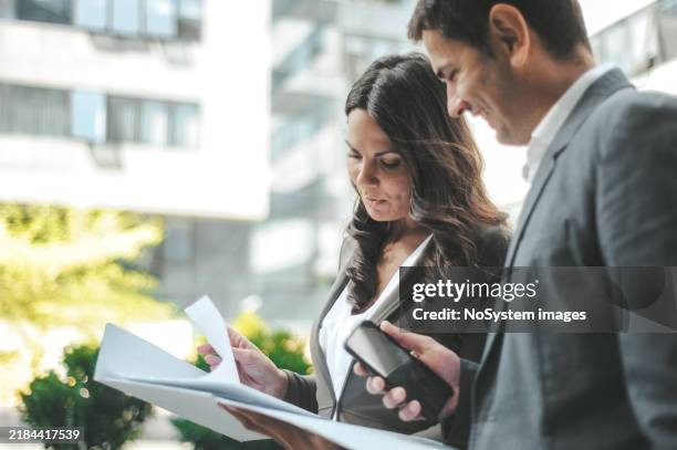 discusión de negocios al aire libre - director financiero fotografías e imágenes de stock