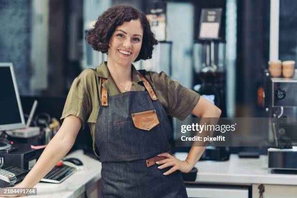 confident coffee shop owner - handen op de heupen stockfoto's en -beelden