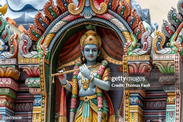 verziertes äußeres des sri krishnan tempels in singapur - krsna stock-fotos und bilder