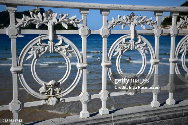 beautiful beach promenade railings, san sebastián, basque country, spain - são sebastião espanha imagens e fotografias de stock