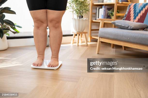 plus size girl measure weight - waage stock-fotos und bilder