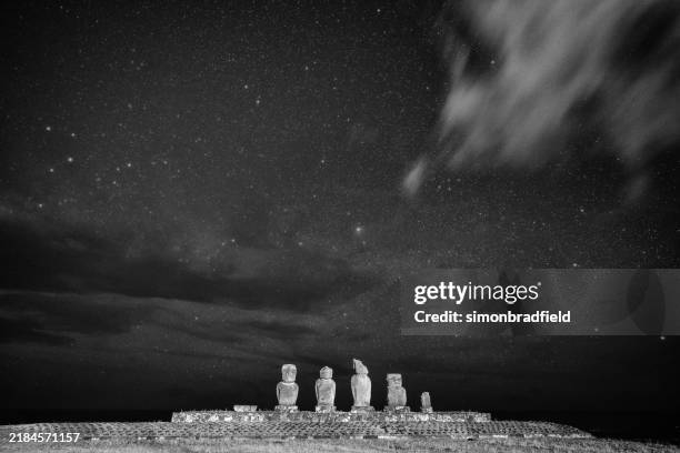 the moai of ahu tahai on easter island at night - megaliet stockfoto's en -beelden