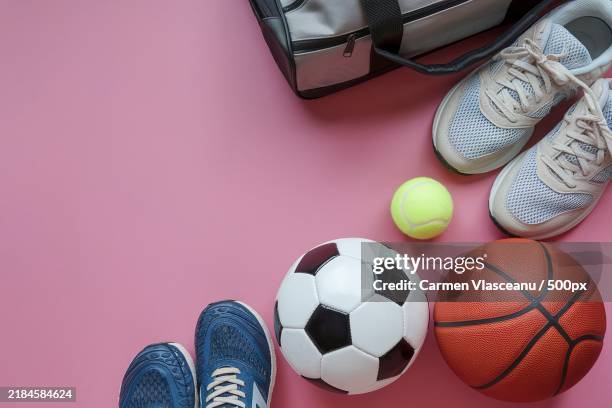 sport flat lay background on pink sport healthy life concept - fluit sportartikelen stockfoto's en -beelden