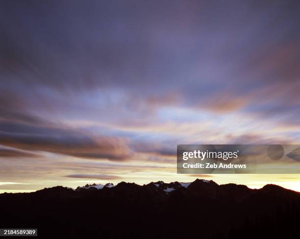 long exposure of sunset of olympic mountain range, washington - mount-olympus-olympic-national-park stock pictures, royalty-free photos & images