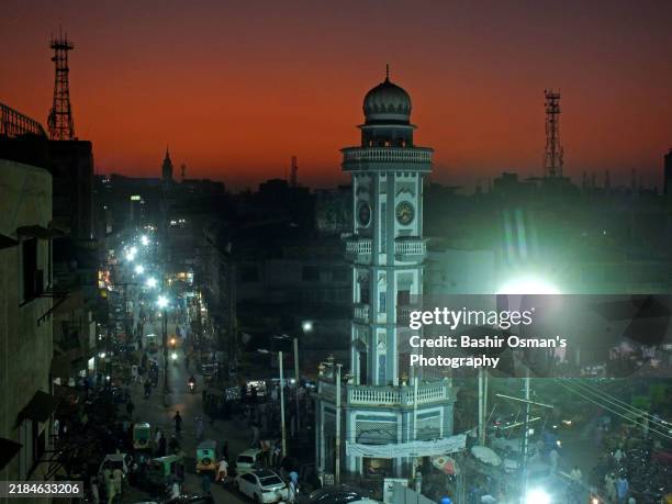 evening hours around clock tower - klokkentoren-met-wijzerplaat stockfoto's en -beelden