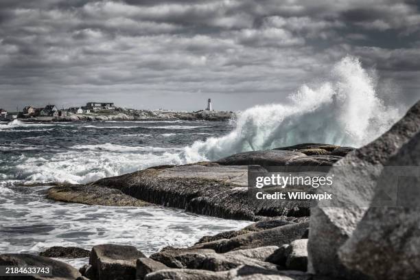 un ciel menaçant signale l’approche d’une tempête à peggy’s cove, en nouvelle-écosse - roche photos et images de collection