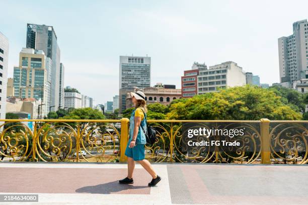 femme mûre touristique marchant sur « viaduto do chá » à são paulo, brésil - sao paulo photos et images de collection