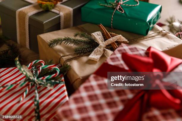 abundância de caixas de presente de natal bonitas e rústicas - presente de natal - fotografias e filmes do acervo