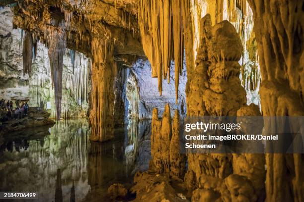 huge stalactites and underground lake, stalactite cave, grotta di nettuno, neptune grotto, capo caccia, near alghero, sardinia, italy, europe - grotte stock-fotos und bilder