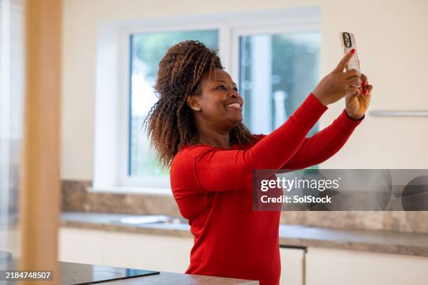 estate agent carrying out virtual viewings - property valuation stock pictures, royalty-free photos & images
