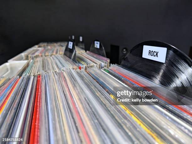 vinyl records - música rock fotografías e imágenes de stock
