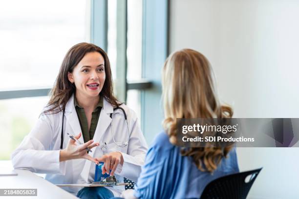 arzt berät patienten - medizinische testergebnisse stock-fotos und bilder