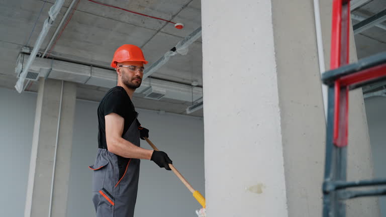 https://media.gettyimages.com/id/2184818920/video/professional-painter-painting-a-wall-in-new-office.jpg?b=1&s=640x640&k=20&c=BlgXrXByF0oZ505-vLhbgKTWGPL-TrlgbuojhCTXlxo=