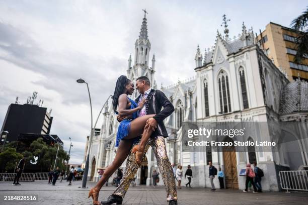 pareja de bailarines bailando salsa en cali, colombia - cali fotografías e imágenes de stock