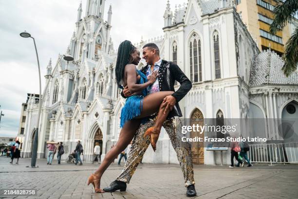 couple of dancers dancing salsa in cali, colombia - cali colombia stock pictures, royalty-free photos & images