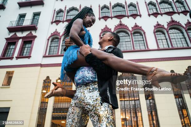 couple of dancers dancing salsa in cali, colombia - salsa imagens e fotografias de stock