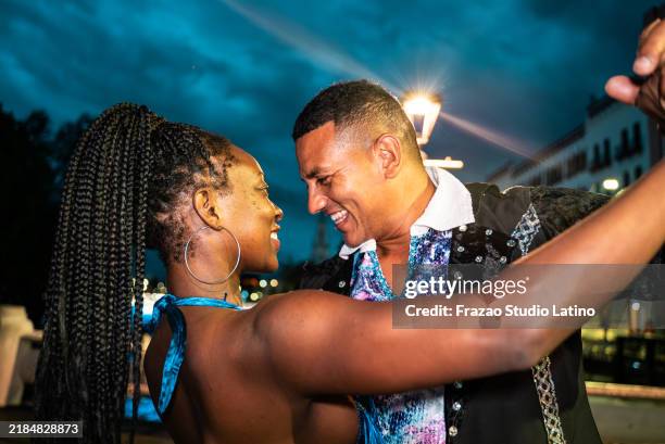 couple of dancers dancing salsa in the city - salsa imagens e fotografias de stock