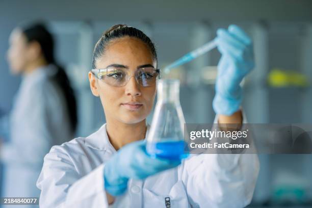 realización de experimentos - ciencia y tecnología fotografías e imágenes de stock