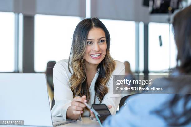 un banquier montre l’application bancaire du client - conseiller-bancaire photos et images de collection