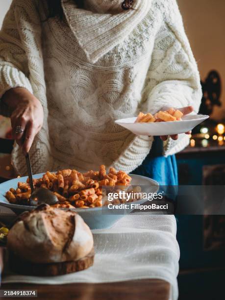 donna che serve pasta calda per la cena di natale - tradizione foto e immagini stock