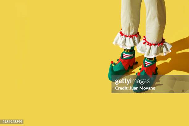 man wearing elf socks and shoes - espírito natalino imagens e fotografias de stock