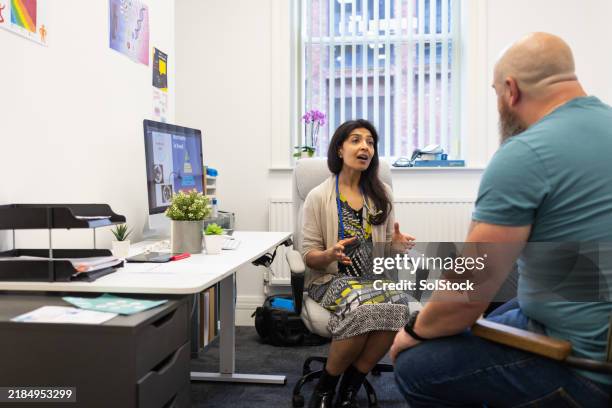 receiving professional support - cuidados de saúde primários imagens e fotografias de stock