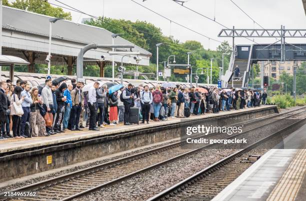 londoner pendler warten auf den zug - unbequemlichkeit stock-fotos und bilder
